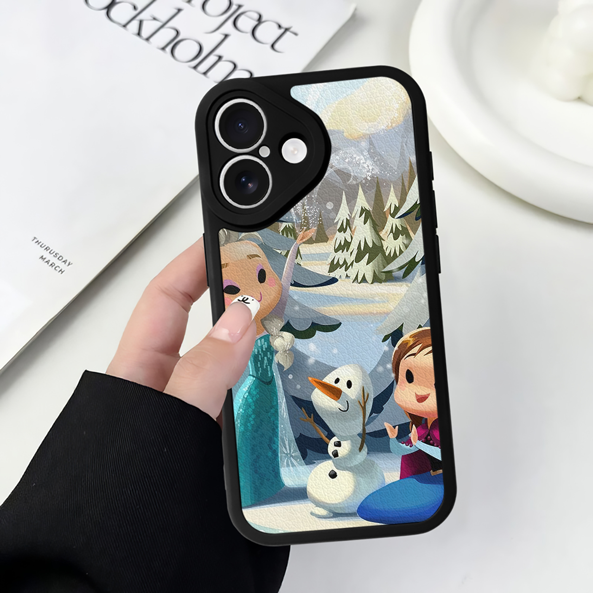 （画像用） アナと雪の女王 アンナ エルサ Frozen Anna Elsa 【iPhone 16シリーズ対応】シリコンスマホケース（レザー調） 材質：シリコン